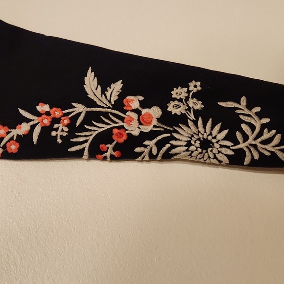 Classic black leggings with chic embroidery by JOHNNY WAS. - Picture 3 of 6